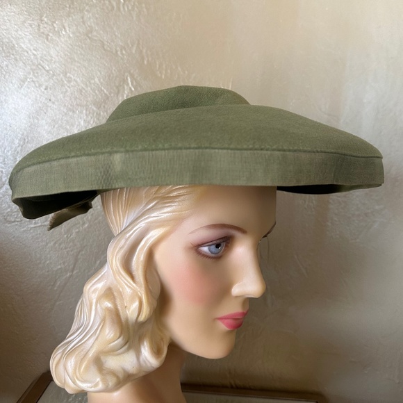 DELIGHTFUL 1940s\' SAGE GREEN FELT WIDE BRIM HAT WITH GROSGRAIN EDGING + BOW main image 15